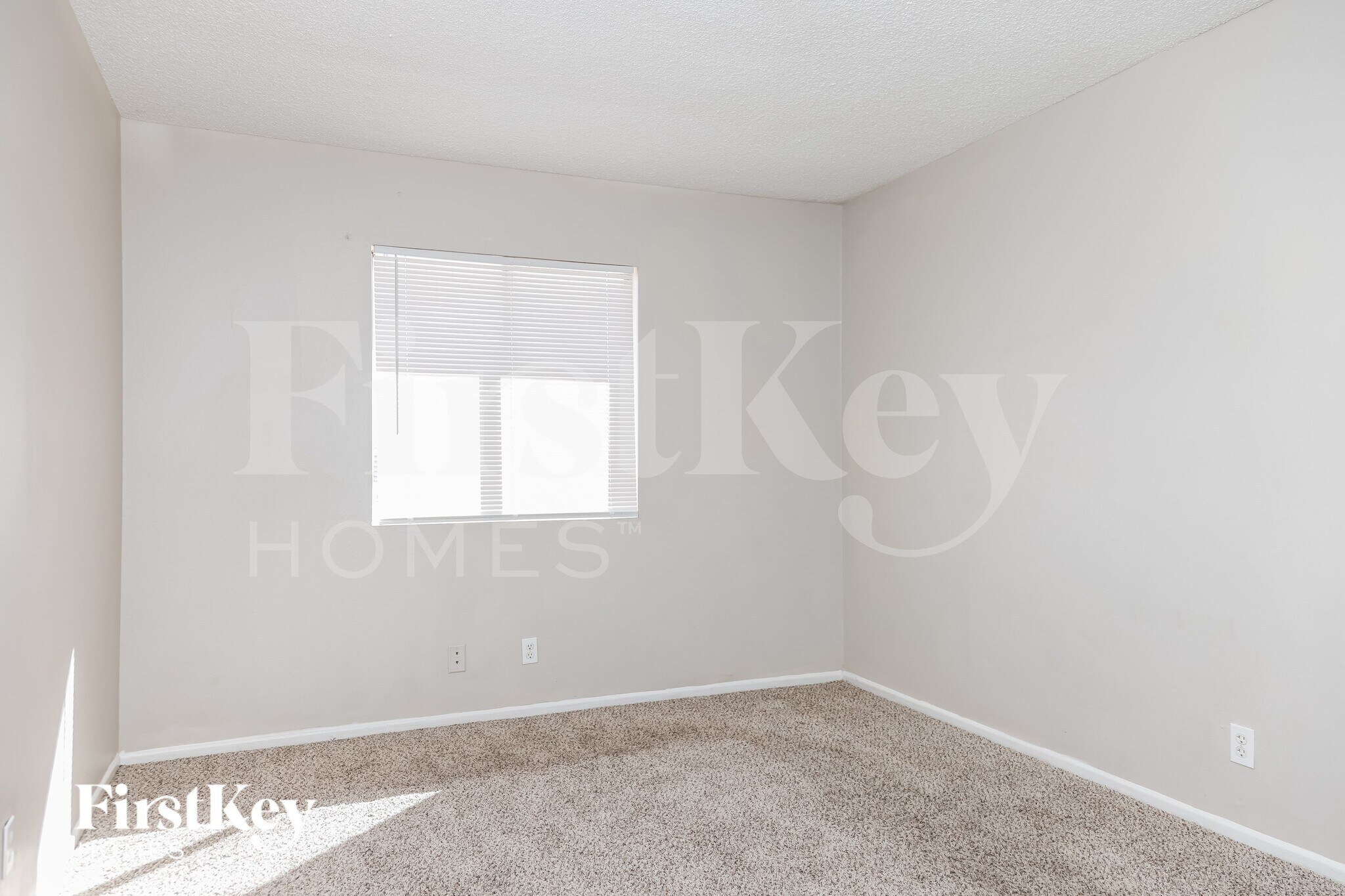 Building Photo - 5265 Saratoga Dr