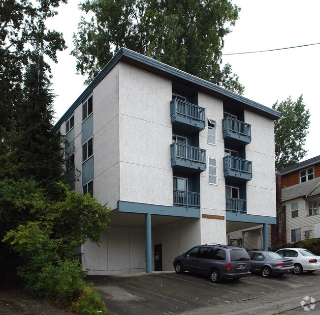 Primary Photo - Huge 2 bedroom units on Queen Anne across ...