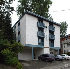 Building Photo - Huge 2 bedroom units on Queen Anne across ...