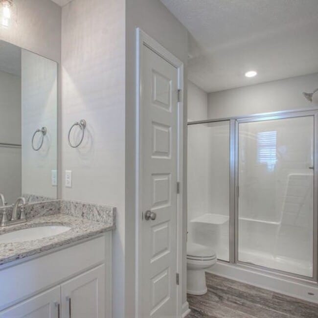 Building Photo - Upgraded, Luxury Townhouse