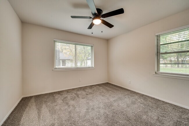 Building Photo - 611 Ray Andra Dr