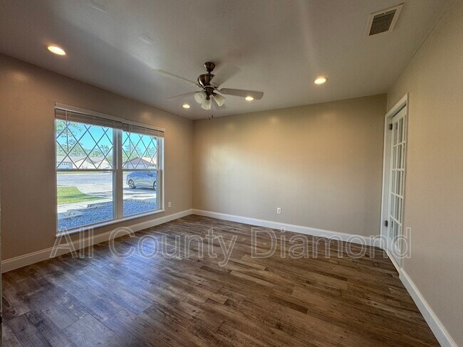 Building Photo - 607 Plantation Ct