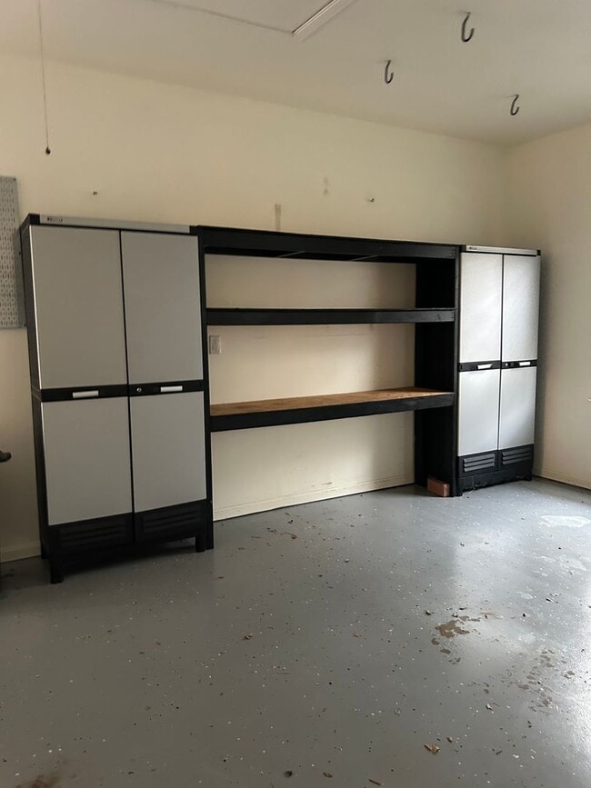 Building Photo - Beautiful Lake Home