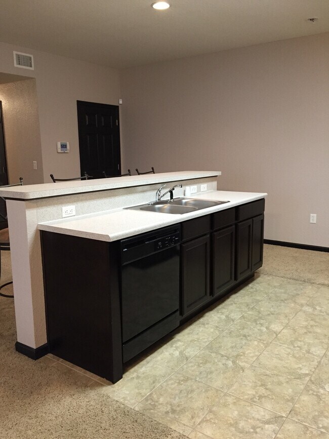 Building Photo - Large two bedroom apartment about a block away from Washburn University