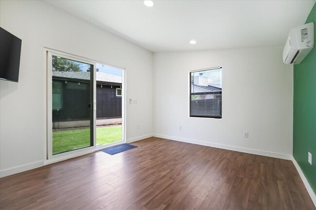 Building Photo - 3803 Alexandria Dr