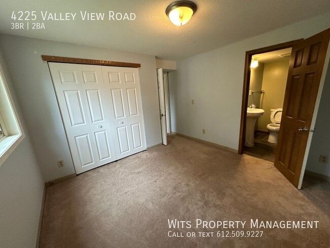 Building Photo - 4225 Valley View Rd