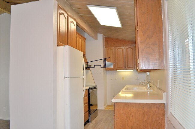 Building Photo - 170 N Van Buren Ave