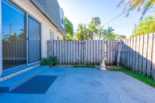 Building Photo - Updated Townhouse on Beachside