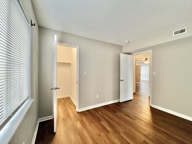 Building Photo - 3 BEDROOM CONDO IN TERRIFIC LOCATION!