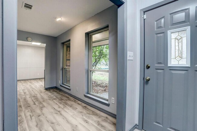 Building Photo - 10407 Fairview Dr