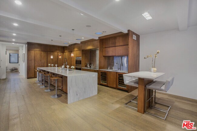 Building Photo - 2105 E Balboa Blvd