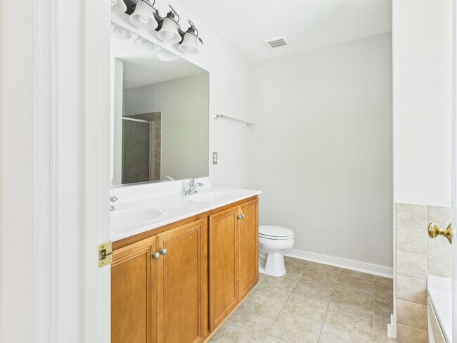 Building Photo - Charming 5-Bedroom 2.5 Bathroom Home locat...