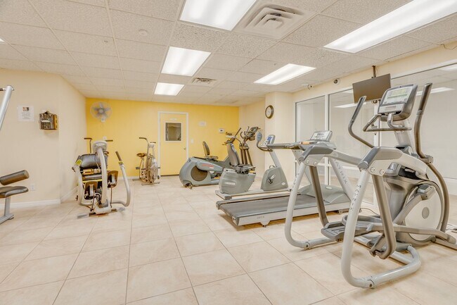 Building Photo - Direct Oceanfront Furnished/Unfurnished Co...