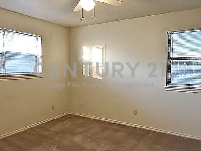 Building Photo - Great 2/1 Duplex Situated on Cul-de-sac in...