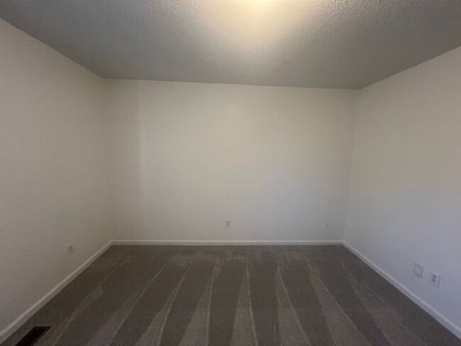 Building Photo - Spacious Townhouse With Lots of Closet Space!