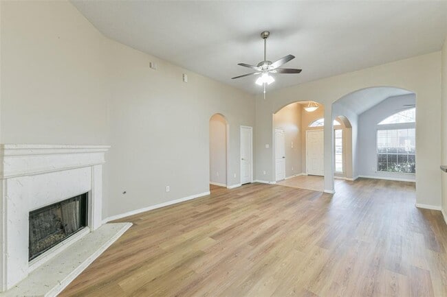 Building Photo - 2212 Highland Crossing Dr