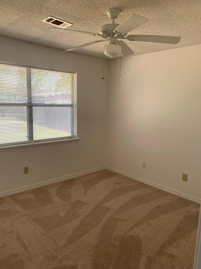 Building Photo - 806 Boulevard De L'Orleans