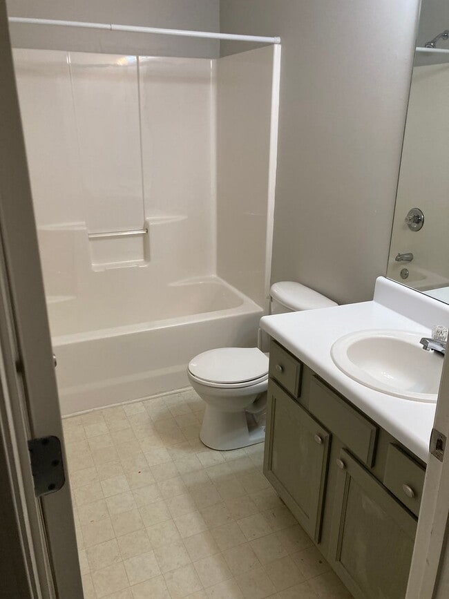 Building Photo - Renovated  3 Bed 3.5 Bath Town Home