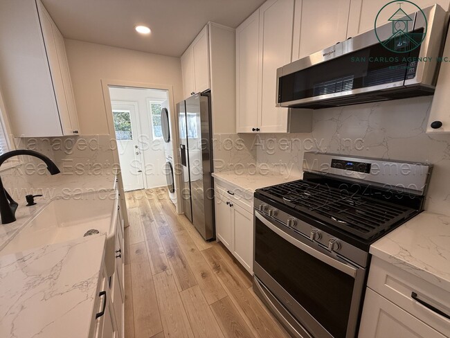 Building Photo - Newly Remodeled One Bedroom Carmel-by-the-...