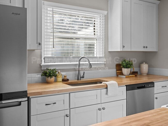 Building Photo - 1214 Hawthorne Cir