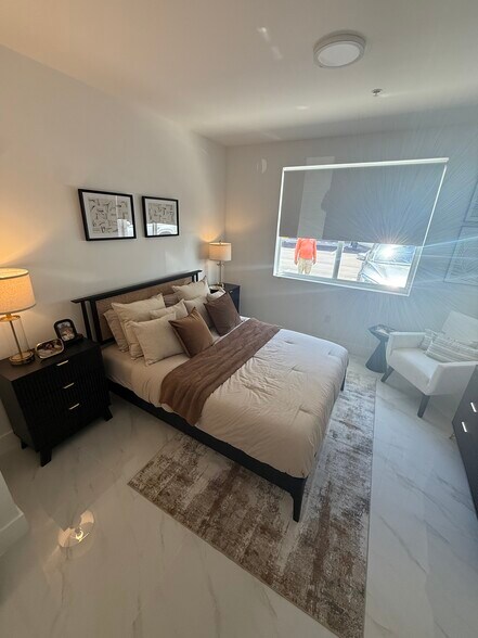 Building Photo - 972 E 28th St