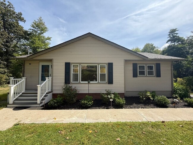 Primary Photo - 3 Bedroom House with Many Amenities in Roc...