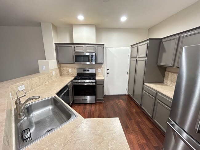 Building Photo - Gated Townhome 3-Bedrooms 2.5-Bathrooms!