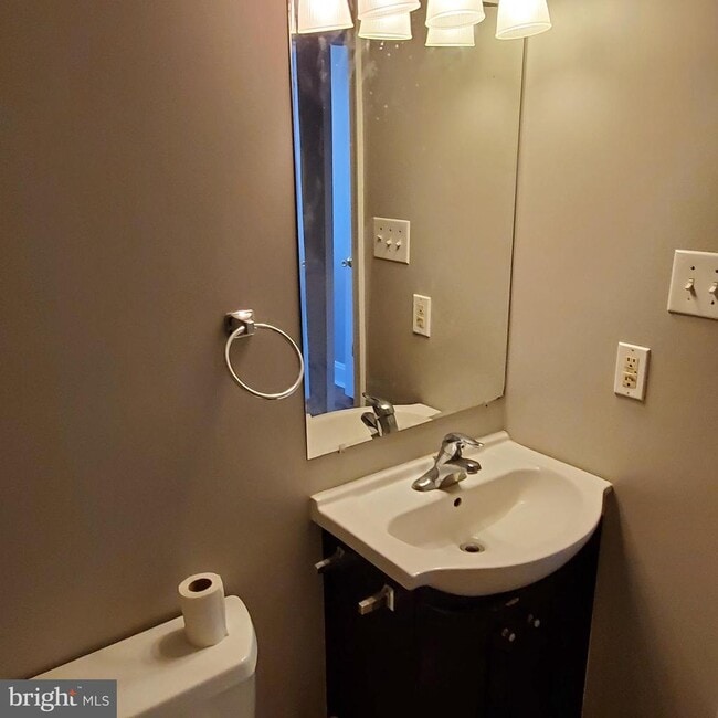 Building Photo - 314 S Locust St