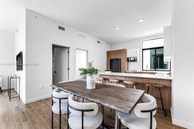 Building Photo - 529 NE 61st St