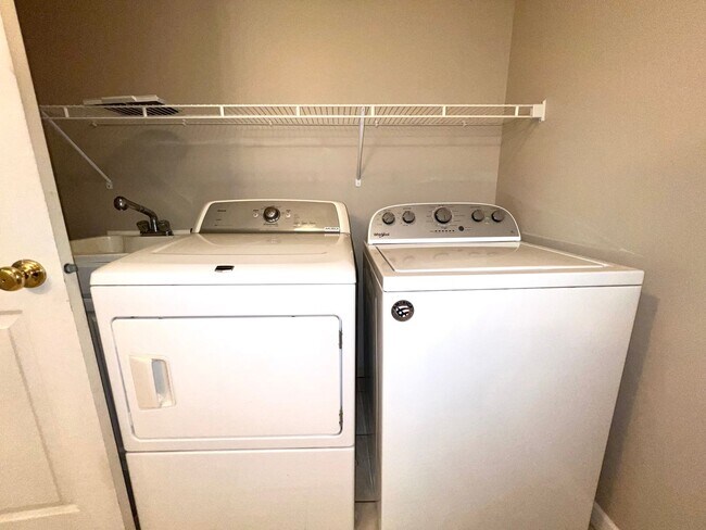 Building Photo - 3 Bed | 2 Bath | Single-Family Home | 2,400 Sq Ft