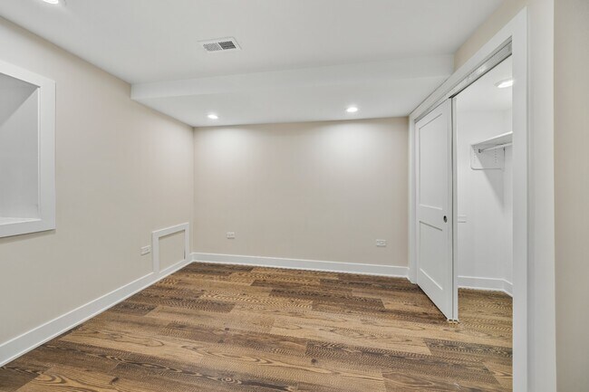 Building Photo - Garden unit: Renovated 3 bed in Logan Square - Now Leasing!