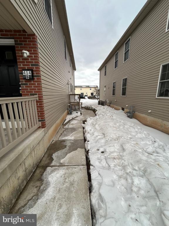 Building Photo - 414 W 7th St