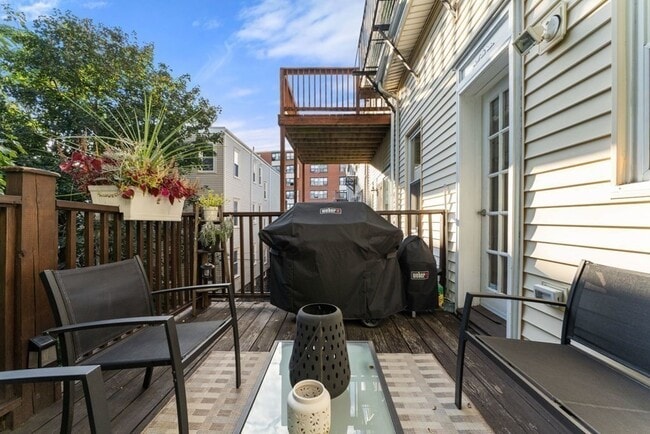 Building Photo - 511 E 5th St