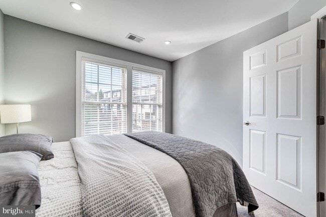 Building Photo - 947 Harrison Cir