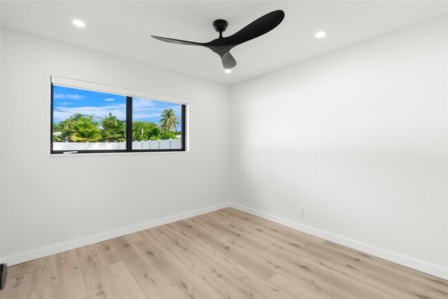 Building Photo - 455 SW 14th Ct