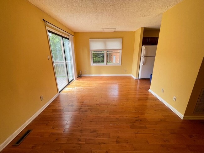 Building Photo - Inviting, updated 4br 3.5ba duplex w/ park...