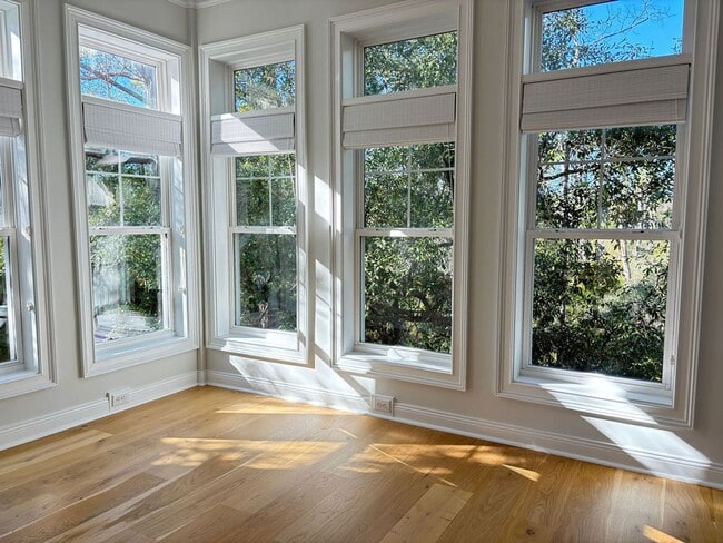 Building Photo - Available 2/1. GORGEOUS 3 BR/2.5 BA Home in Marais in Seaside Farms!