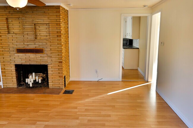 Building Photo - 1020 E Garden Ave