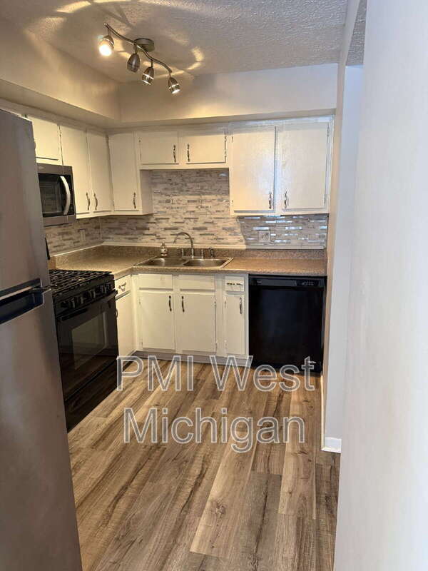 Building Photo - 5852 Shaw St