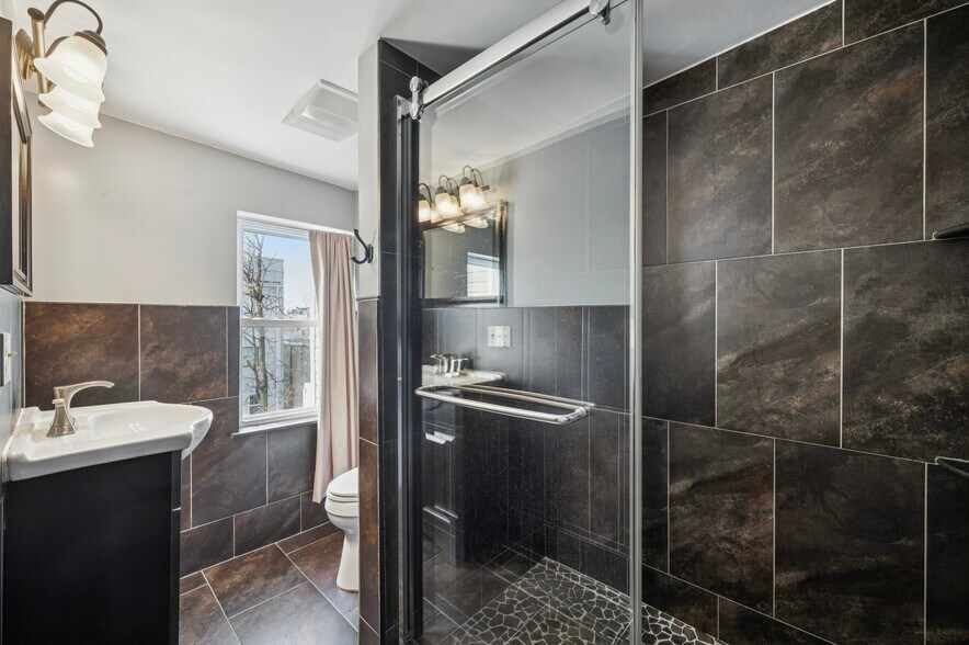 Building Photo - 2034 E Huntingdon St