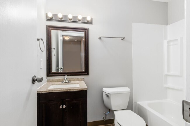 Building Photo - 2560-2566 Sandbury Blvd-2566