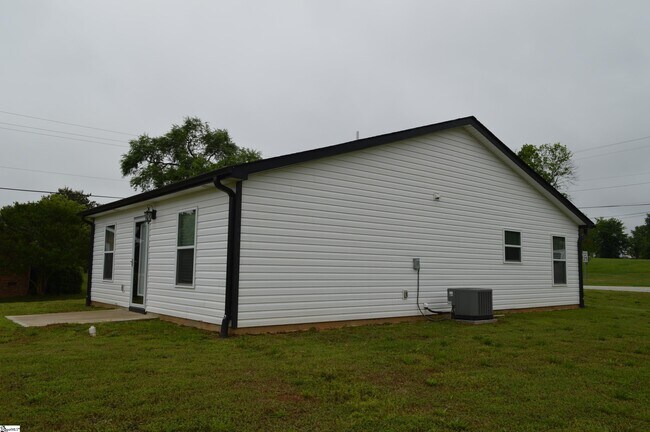 Building Photo - 91 Saluda Rd