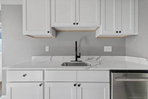 Building Photo - 365 Mather St