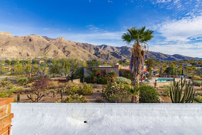 Building Photo - Stunning home off Sunrise and Swan!