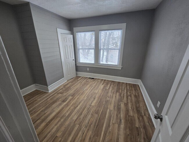 Building Photo - 104 N Evanston Ave