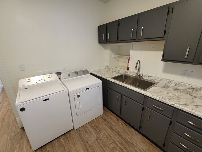 Building Photo - 510 W 5th St