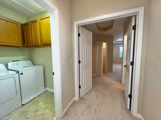 Building Photo - MOVE IN MAY-OVIEDO RENTAL!BEAUTIFUL 3 bd 2.5 bath townhome! 2 CAR ATTACHED GARAGE!FRESH PAINT!