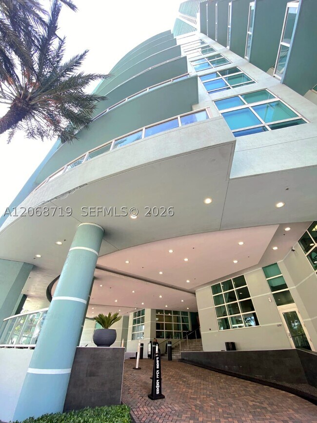 Building Photo - 1900 N Bayshore Dr