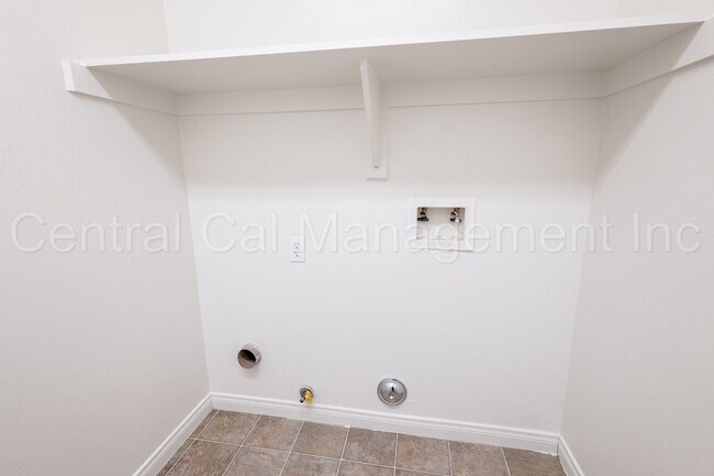Building Photo - 3 Bedroom/2 Bath Home with an office in th...