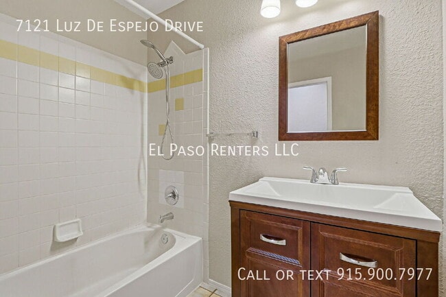 Building Photo - 7121 Luz De Espejo Dr
